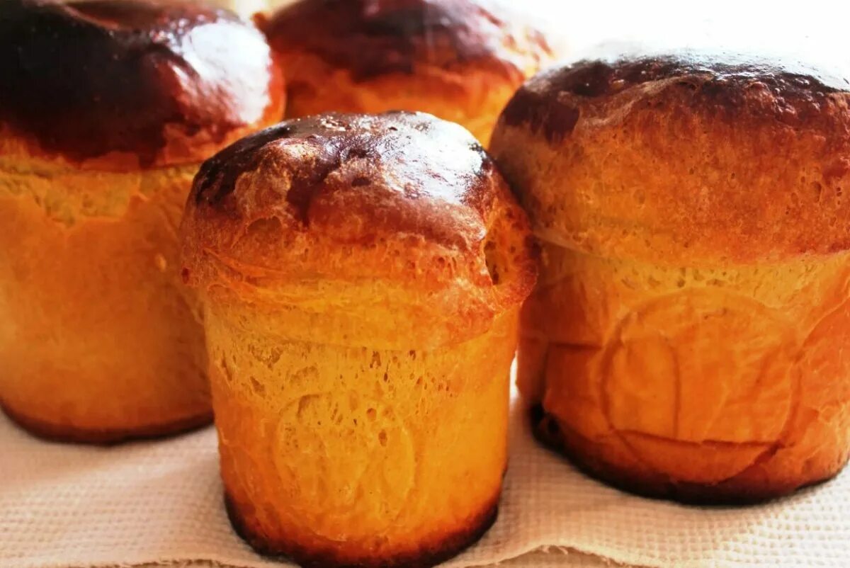 Куличи на пасху. Тесто для куличей на пасху с сухими дрожжами. Тесто сдобное дрожжевое для куличей в духовке. Пасхальный кулич с изюмом. Тесто на пасхальные куличи с изюмом.