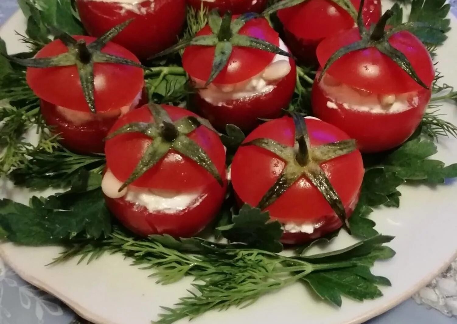 Рецепт закуски помидоры с чесноком. Помидоры с брынзой и чесноком. Помидоры фаршированные брынзой. Помидоры с брынзой закуска. Помидоры фаршированные закуска на праздничный стол.