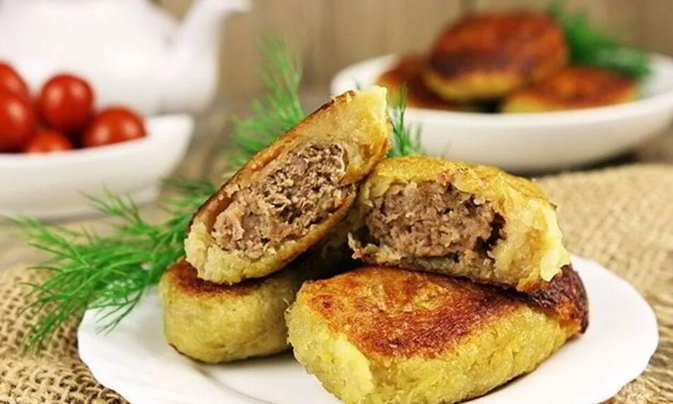 Рецепт колдунов с фаршем с фото. Белорусская кухня колдуны. Колдуны из картофеля с фаршем по-белорусски. Национальное блюдо Белоруссии колдуны. Белорусская Национальная кухня драники колдуны.