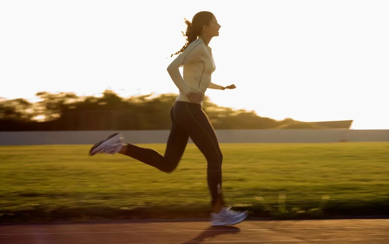 It s time to run. Девушка бежит. Утренняя пробежка. Стройная девушка бежит. Бег девушки.