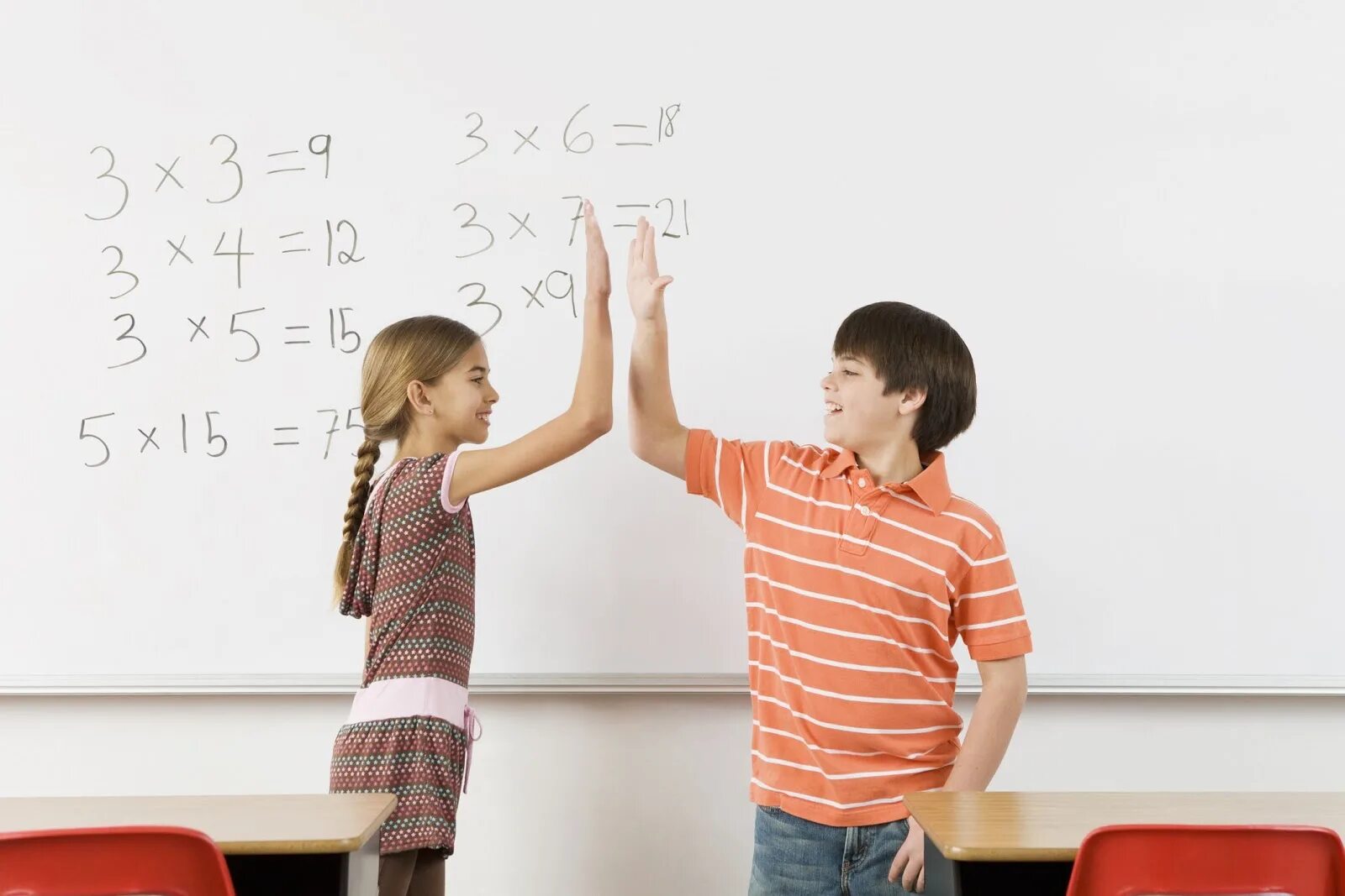 Урок математики отношения. Ученик у доски. Школьник у доски. Ребенок отвечает у доски. Ученик на математике.