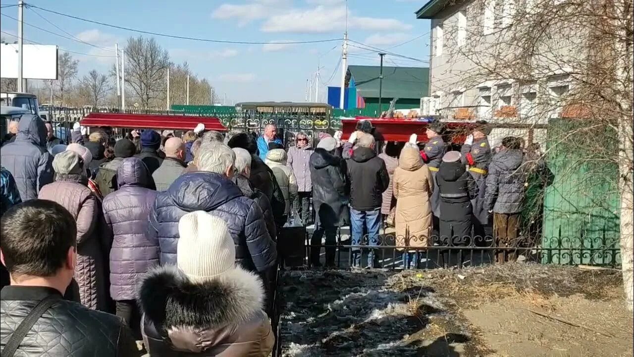 Проводить в последний путь. Проводили в последний путь в Полевском. Провожают в последний путь фрірен.