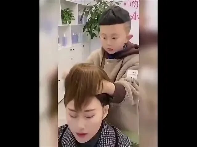 Малышка развлекается