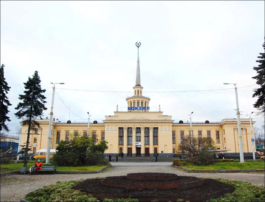 Жд петрозаводск телефон. Вокзал города Петрозаводска. Железнодорожный вокзал Петрозаводск. Железнодорожный вокзал Карелия Петрозаводск. Петрозаводский ЖД вокзал.