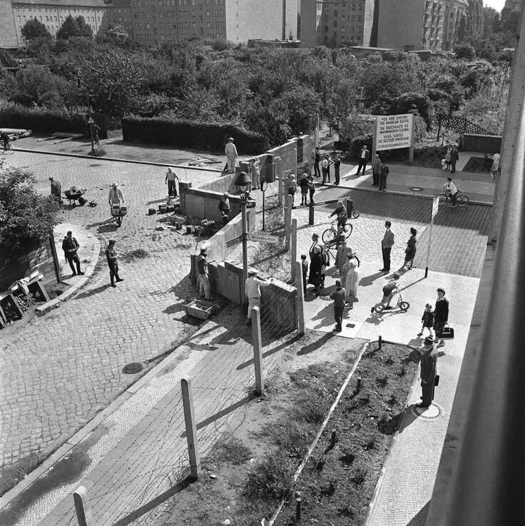 Берлинская стена возведена год. Берлинская стена 1961. сооружение берлинской стены 1961. берлинская стена гдр 1961.