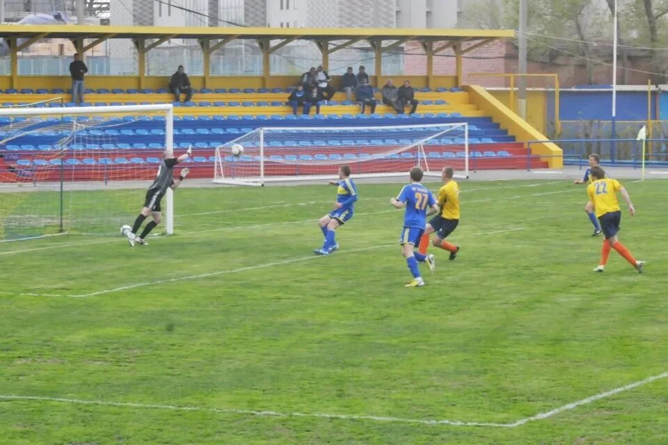 Стадион астрахань ползунова. Фк астрахань 2008. Фк астрахань. Футбольный клуб астрахань. Notts county fc.