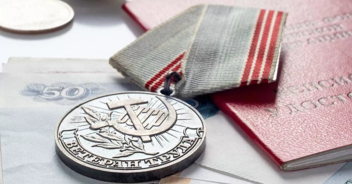 Ветераны труда получат дополнительную. Льготы ветеранам. Ветераны труда получат дополнительную. Ветеран труда картинки. Ветеран труда 2022.