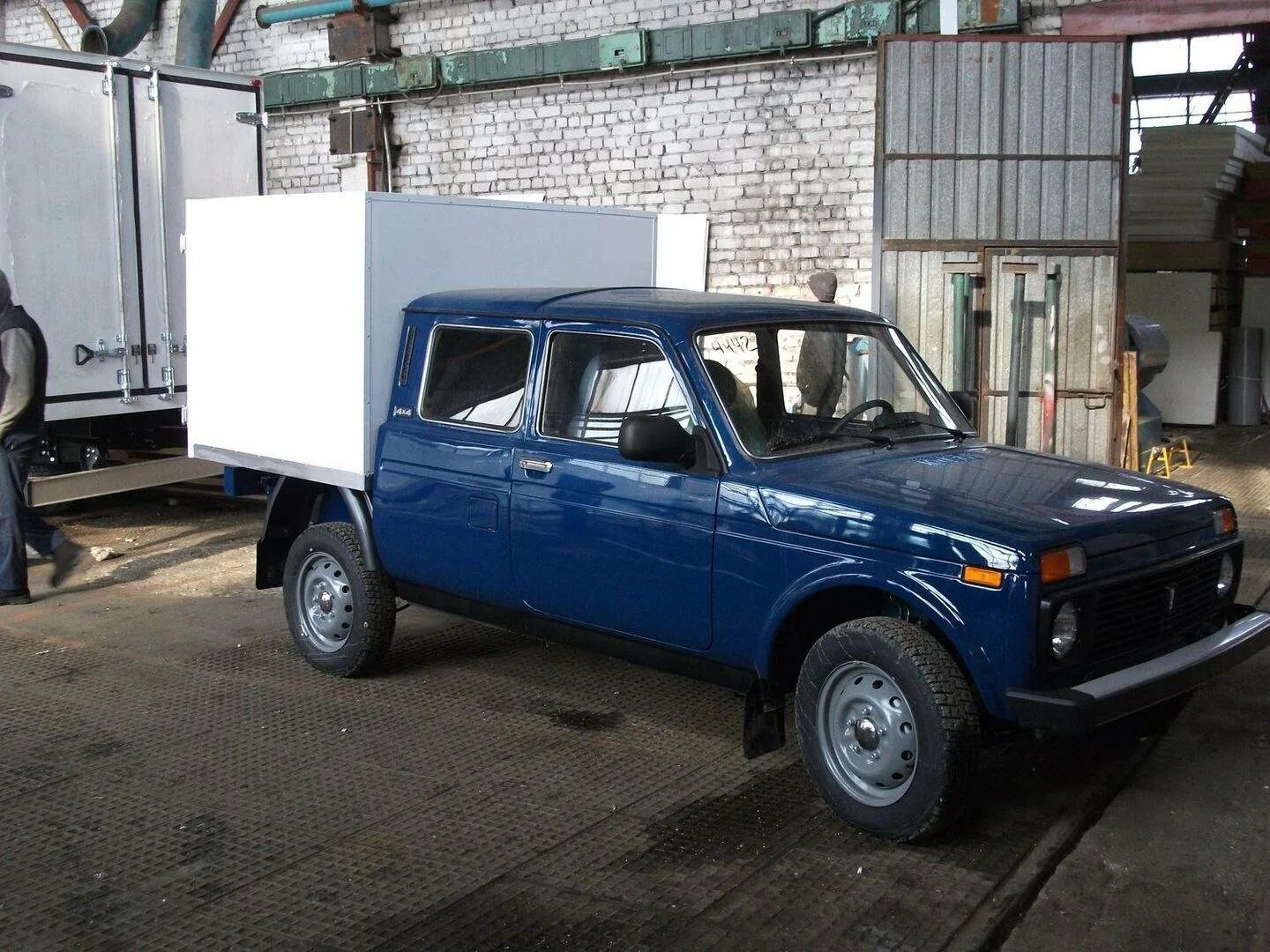 Продам автомобиль ВИС-2346 на базе НИВА 4х4 с изотермическим фургоном в Орске / 
