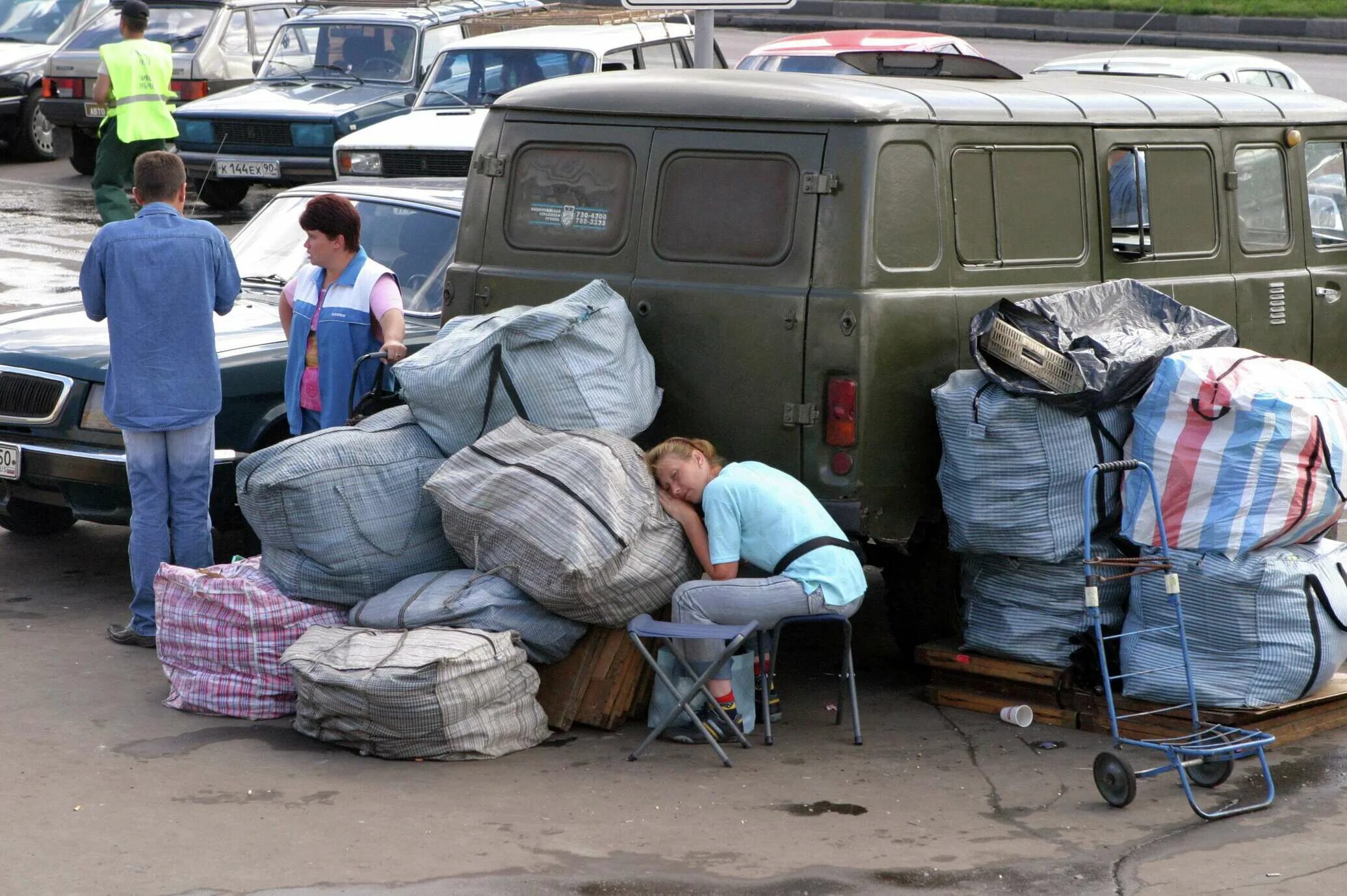 Челнок с е. Россия челноки 90-е. 90-Е В России рынки челноки. Россия 1990 челноки. Челнок Торгаш.