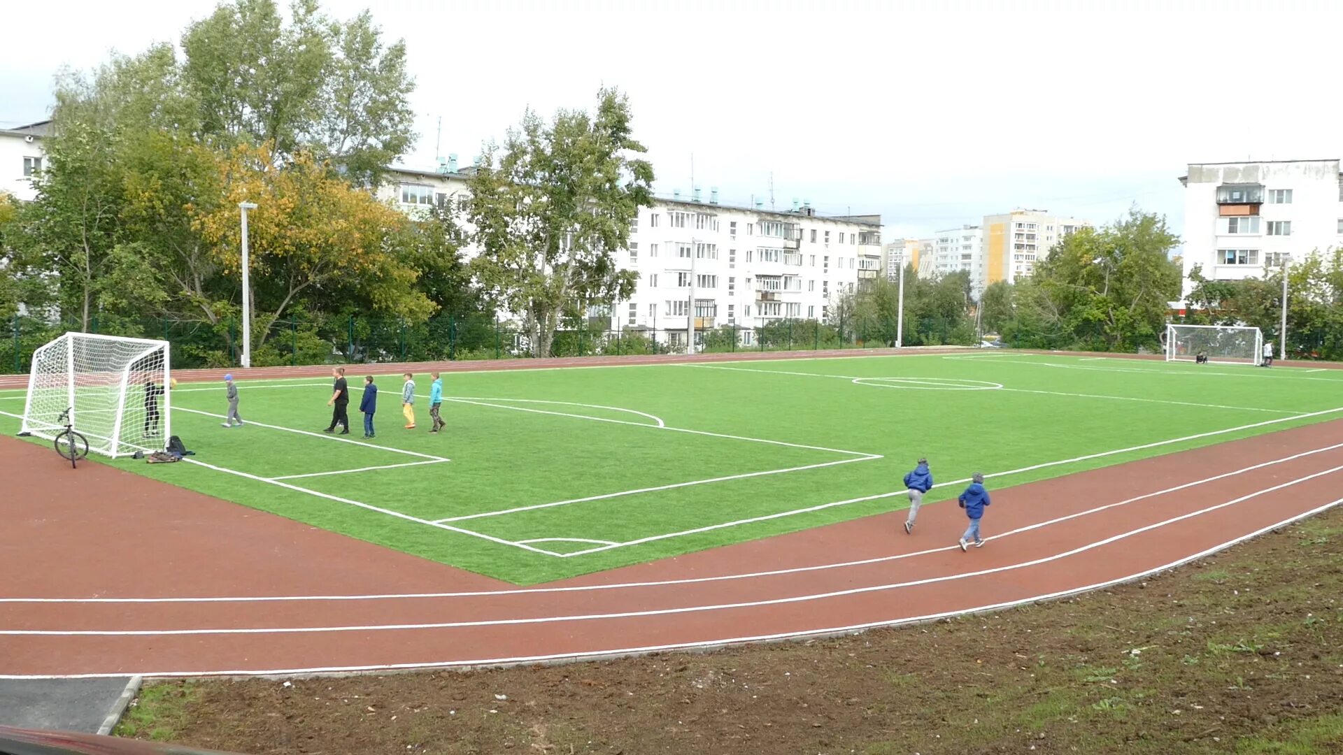 Стадион 1 школы. Чайковский город школа 7 стадион. Стадион 10 ШК В Чайковском. Стадион 1 школы Чайковский. Стадион город Чайковский.