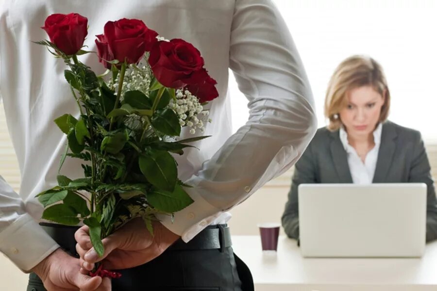 приятные слова красивые. мужчина с цветами и подарками. красивые открытки мужчине. пожелания мужчины женщине. красивые стихи девушке.