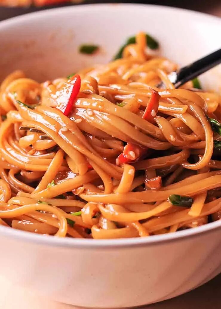 Приготовление лапши с соусом. Лапша. Китайская лапша. Макароны в Китае. Лапша Noodles.