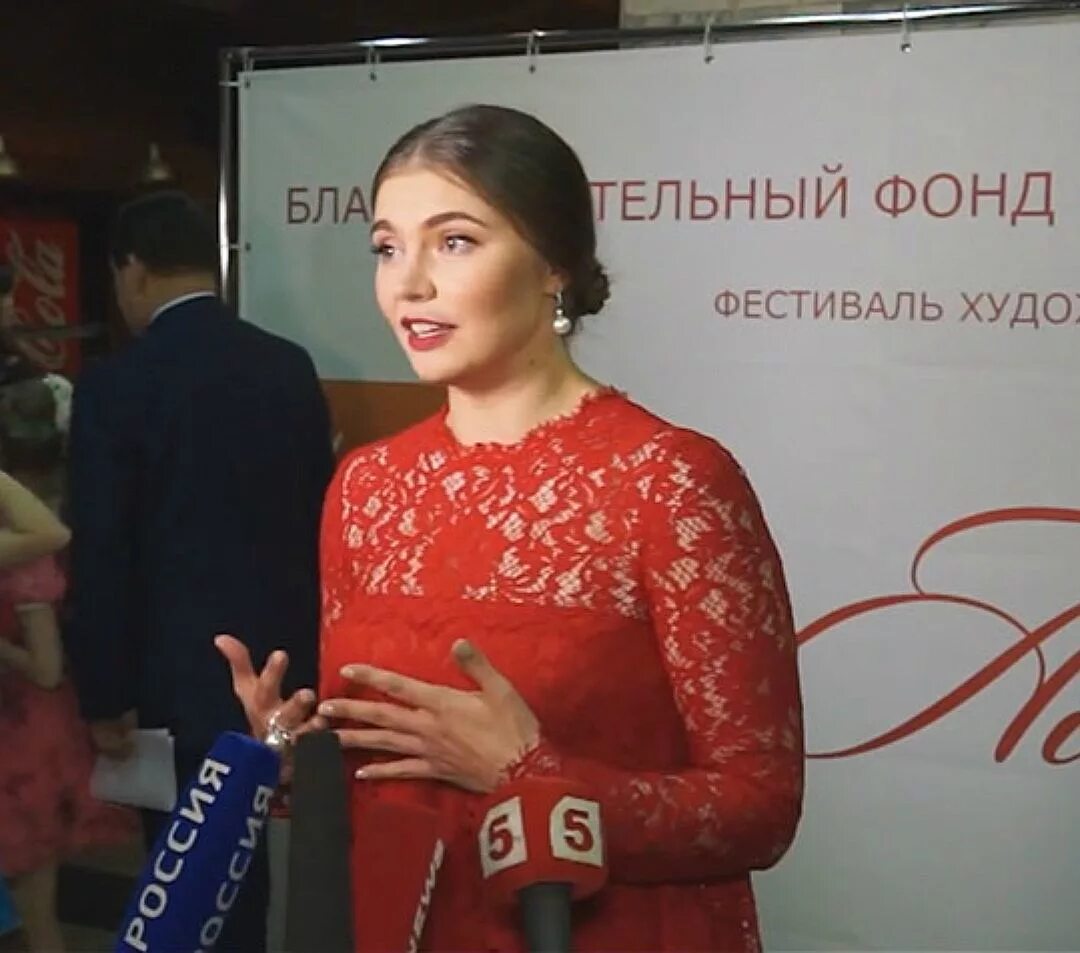 Беременную алину. Беременную алину