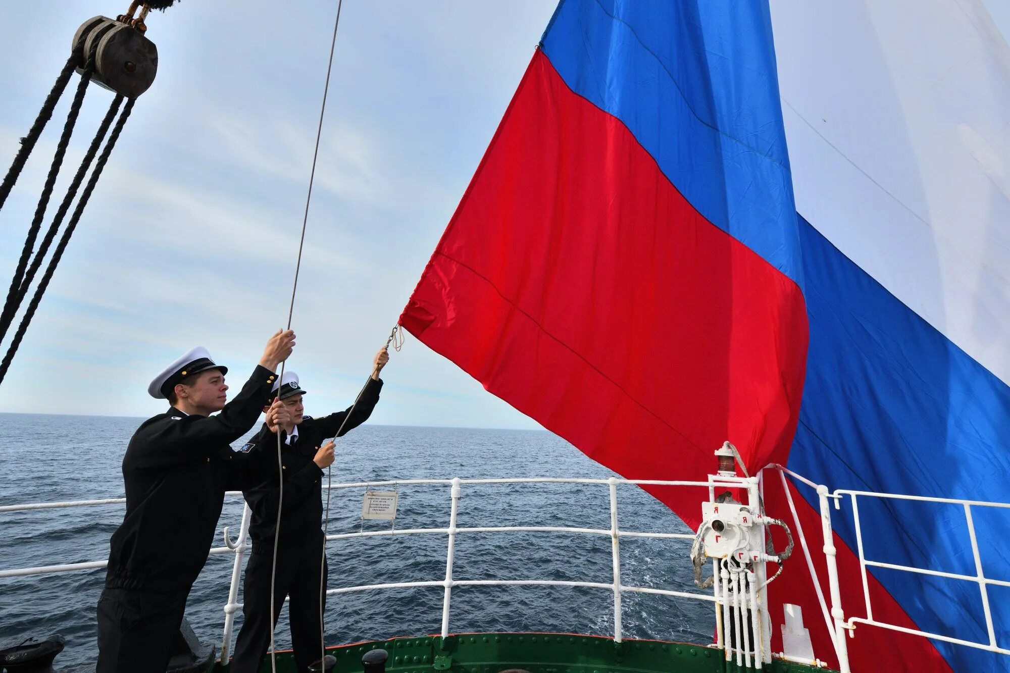 Государственный флаг судна. Флаг на корабле. Флагшток на корабле. Флаг России на корабле. Корабль с российским флагом.