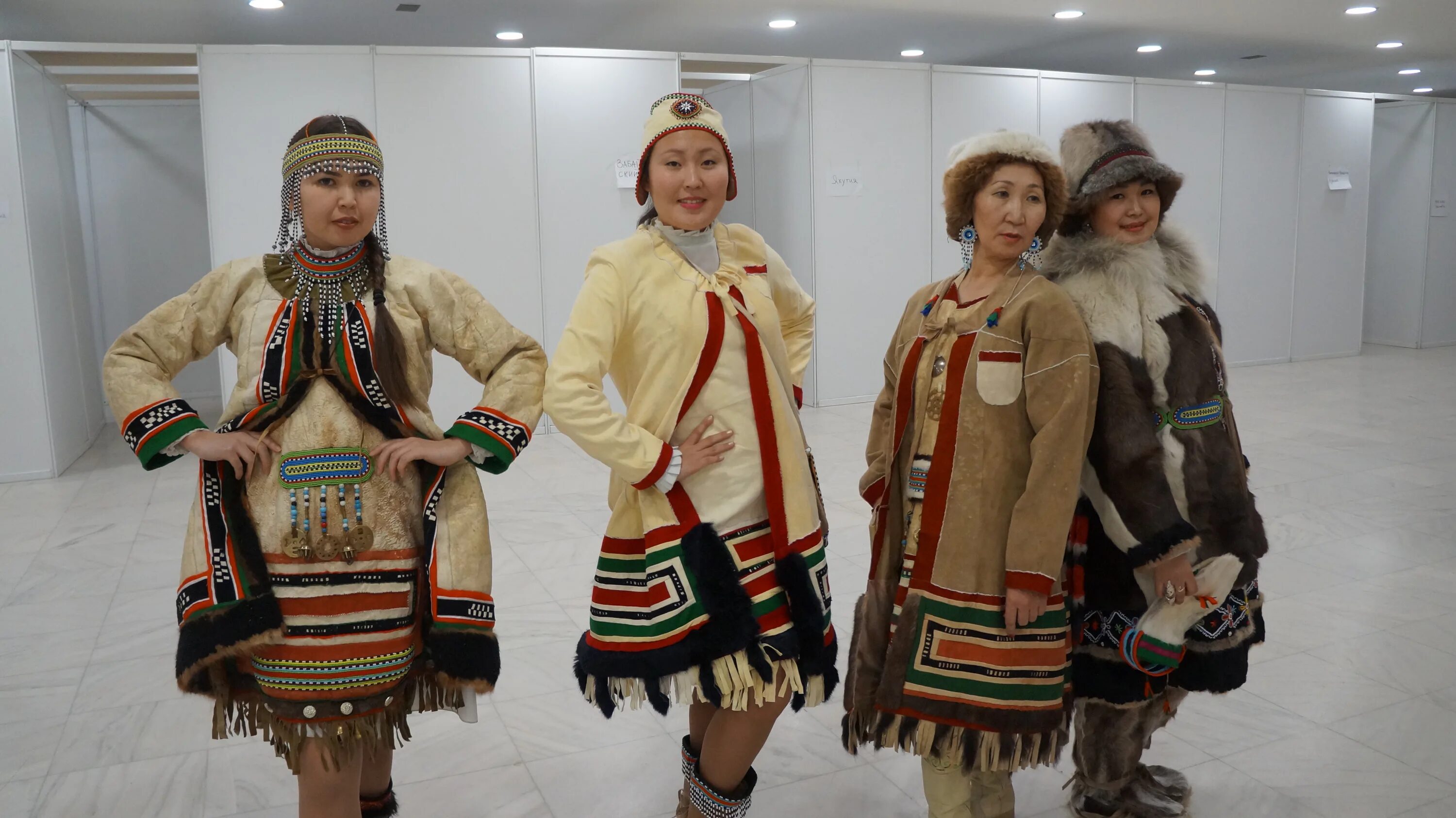 костюмы якутские национальные нюргуяна яковлева. народ нганасаны народный костюм. национальный костюм саамов кольского полуострова. традиционная одежда народов севера. национальный костюм народов янао.