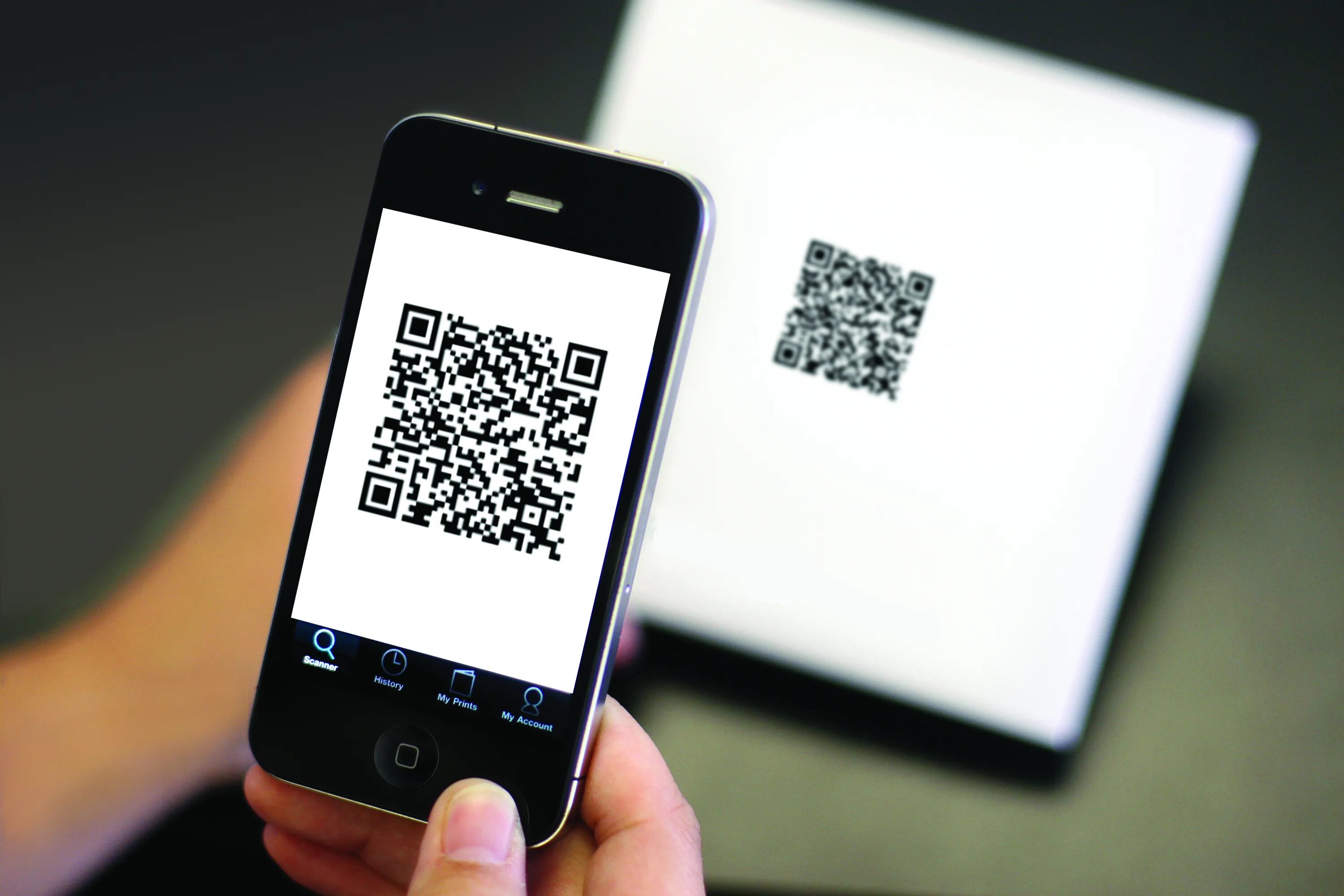 Qr code телефона. QR код. Смартфон QR код. Куар код на смартфоне. Картинки QR кодов.