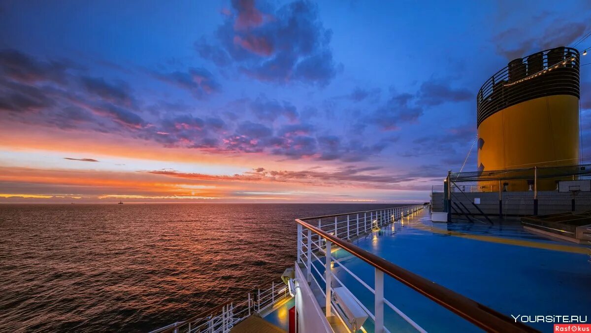 Лайнер queen victoria внутри. Allure of the seas каюты люкс. Msc lirica круизный лайнер. Вид с палубы. Квин элизабет айлендс.