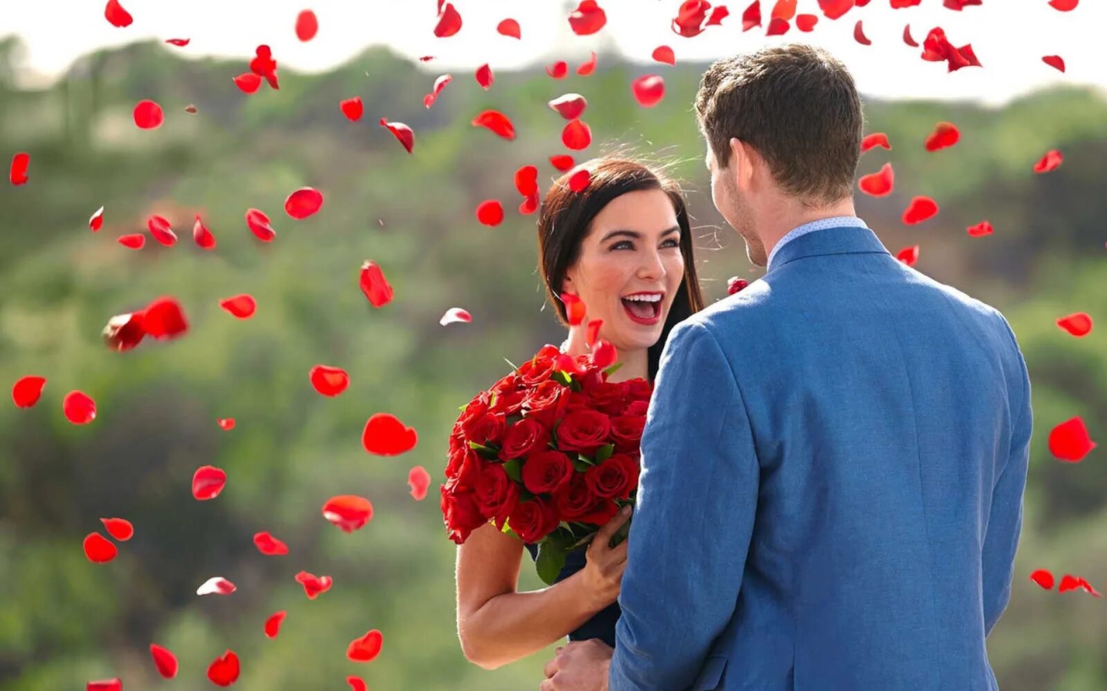 девушка с хорошими манерами. искренность в общении. встреча мужчины и женщины. восхищение мужем. комплименты на улице.