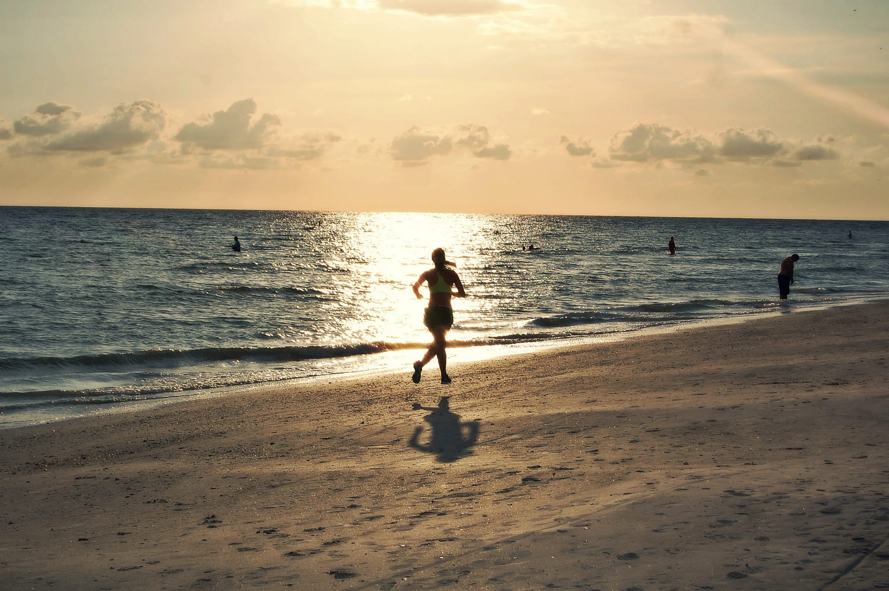 человек бежит по берегу. бег у моря. бегут по берегу. девушка бежит. девушка-море.