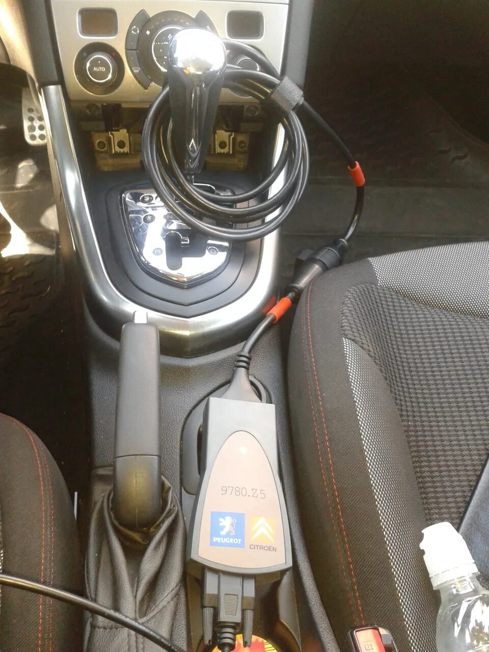 Obd разъём peugeot 308. Разъем пежо 308. Разъём обд пежо 308. Разъем пежо 308. Диагностический разъем пежо 308 2008.