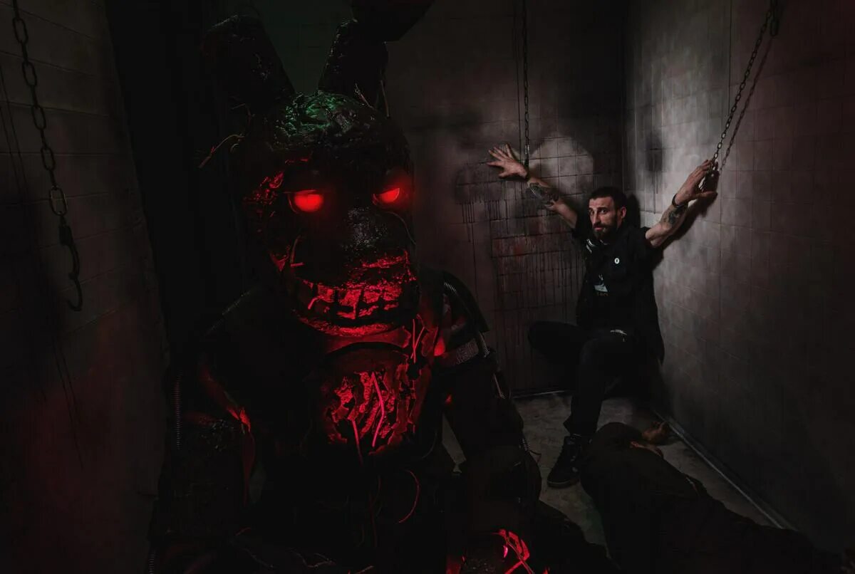 Фнаф выжить до рассвета квест. Мир квестов фнаф. Фнаф в жизни. Fnaf 1 фредди. Фнаф квест мир квестов.