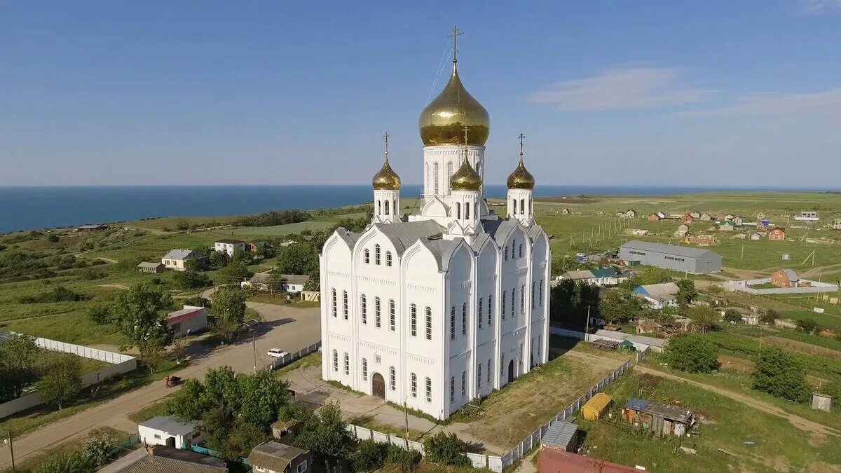 Храм троицы живоначальной приазовский. Храм святой живоначальной троицы приазовский. Поселок приазовский. Приазовский темрюкский. Храм приазовский краснодарский край.