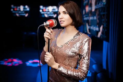 Караоке красавица