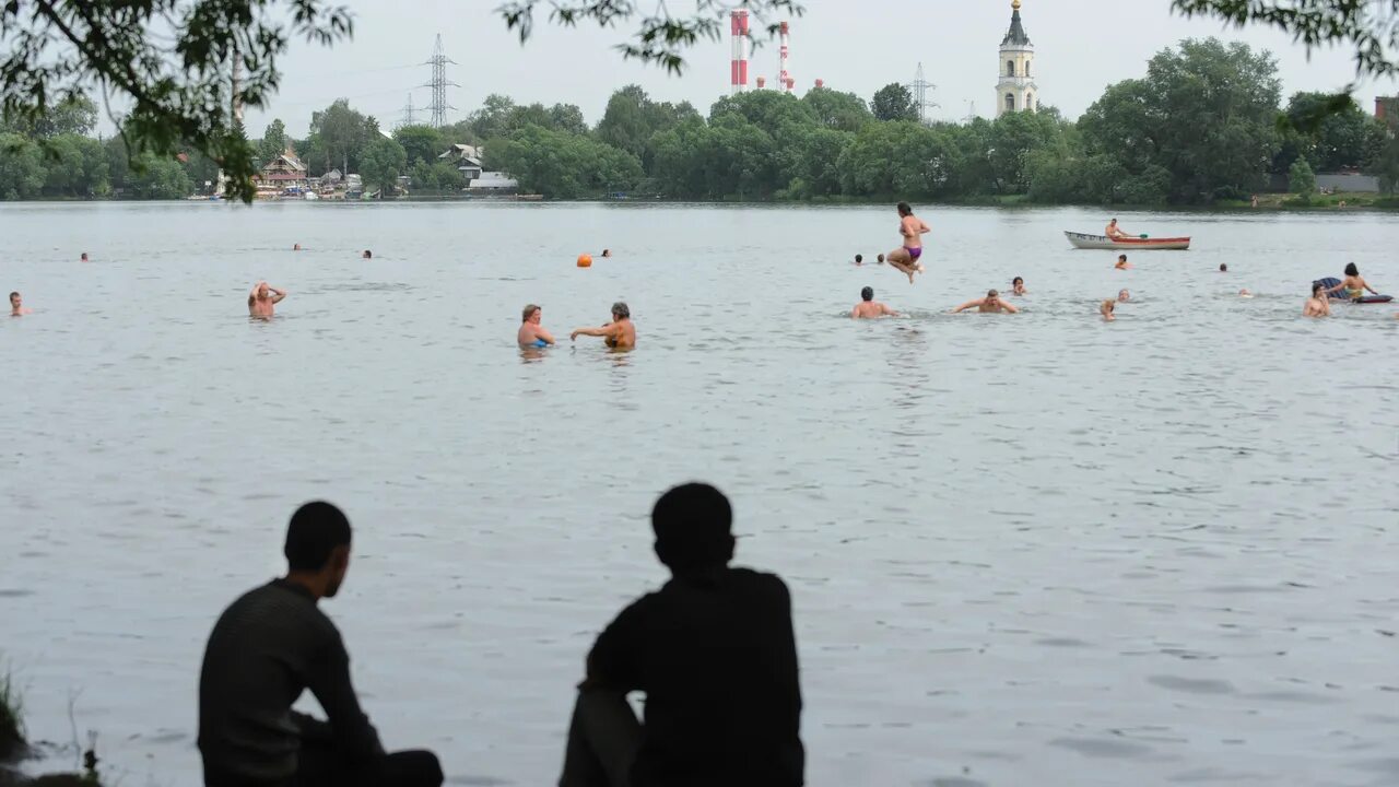 Озеро в москве где. Белое озеро Москва Косино. Белое озеро Косино пляж. Белое озеро пляж Новокосино. Белое озеро Выхино.