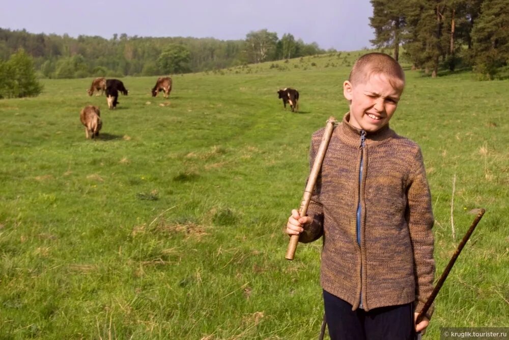 Итан кросс пастух. Пастух в деревне. Деревенский мальчик. Сельский пастух. Мальчик пришедший из деревни