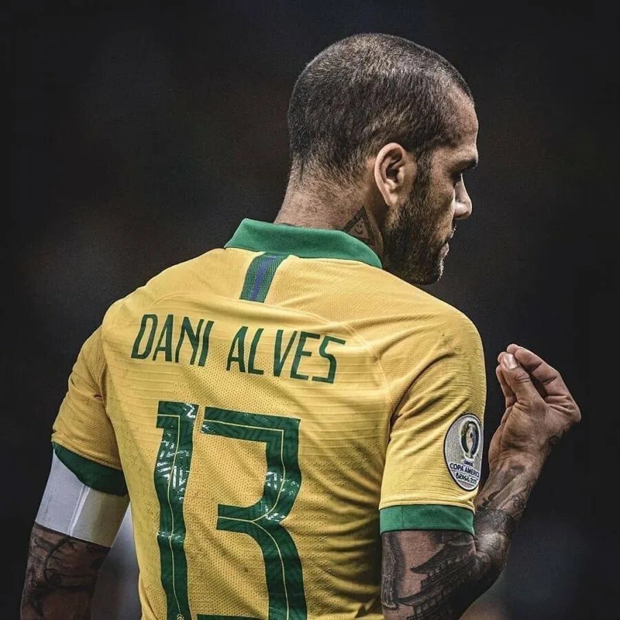 Дани алвес барселона. Дани со. Мигель данни тату мосты. Даниэл алвес севилья 2003. Дани алвес чм 2022.