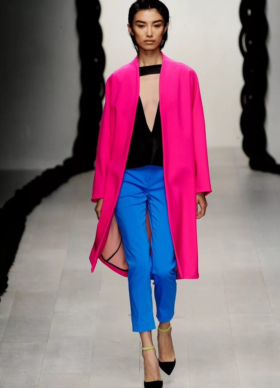 моды синий красного. моды синий красного. красно белая одежда. цвет фуксия в одежде. платье версаче синее.