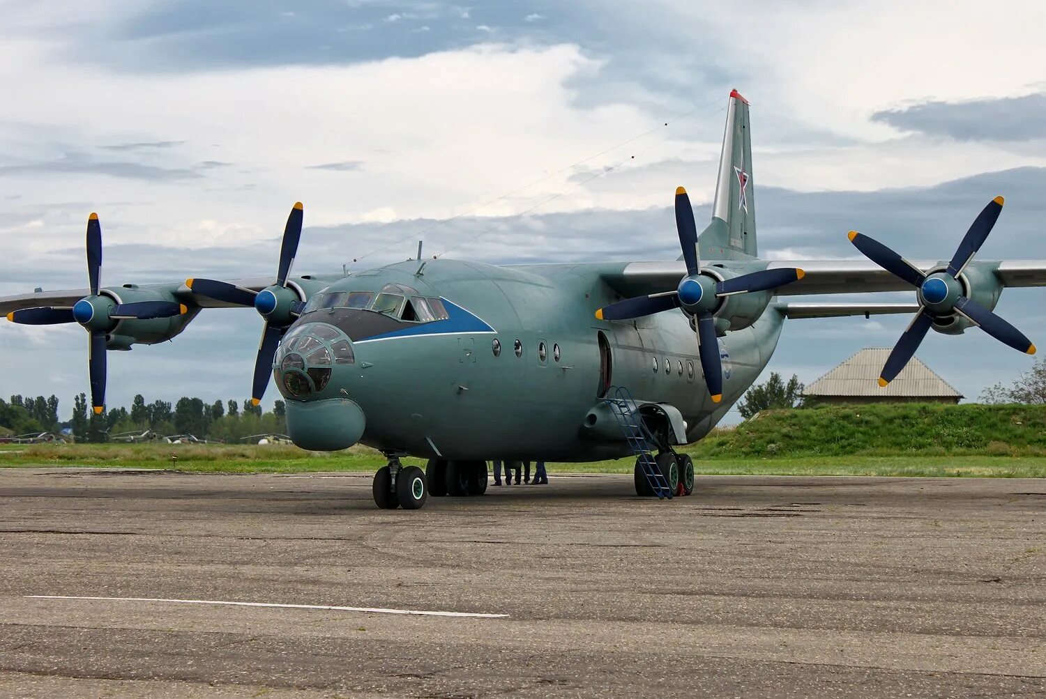 Военно транспортный ан 12