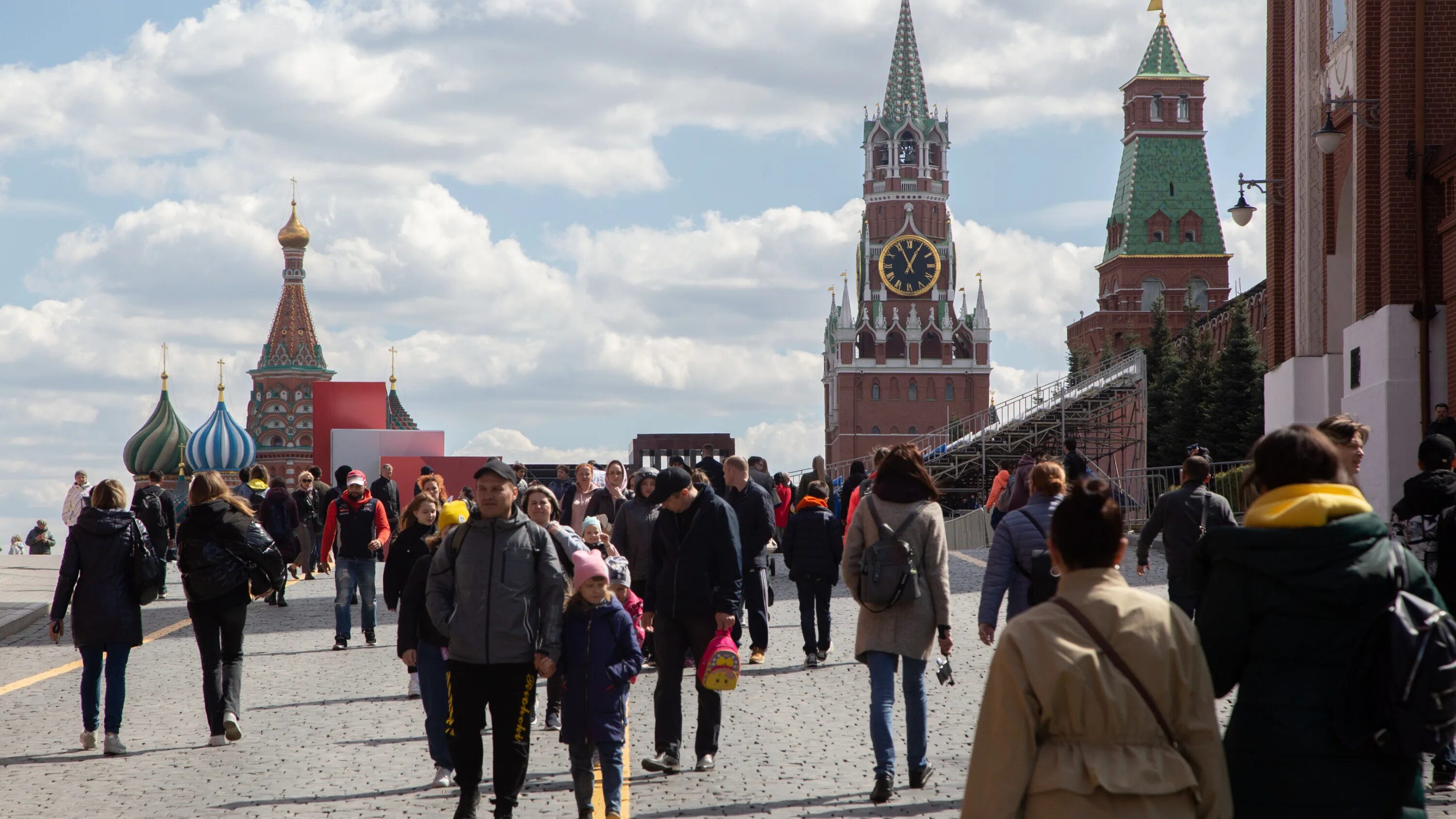 В москве всю необходимую. Подземный торговый центр в москве охотный ряд. В москве всю необходимую. Москва глазами. Красная площадь лето.
