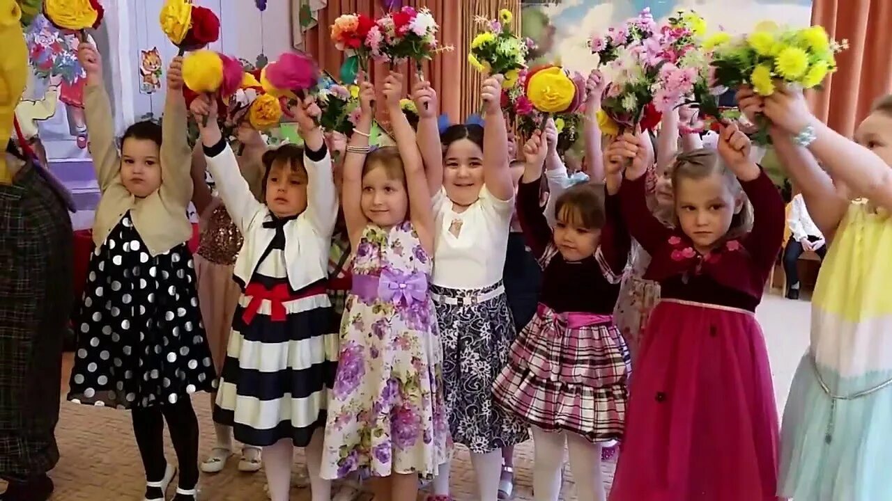 Вальс балет. Танец со цветами. Танец с цветочками. Дуги с цветами для танца. Цветы для танца в детском саду.