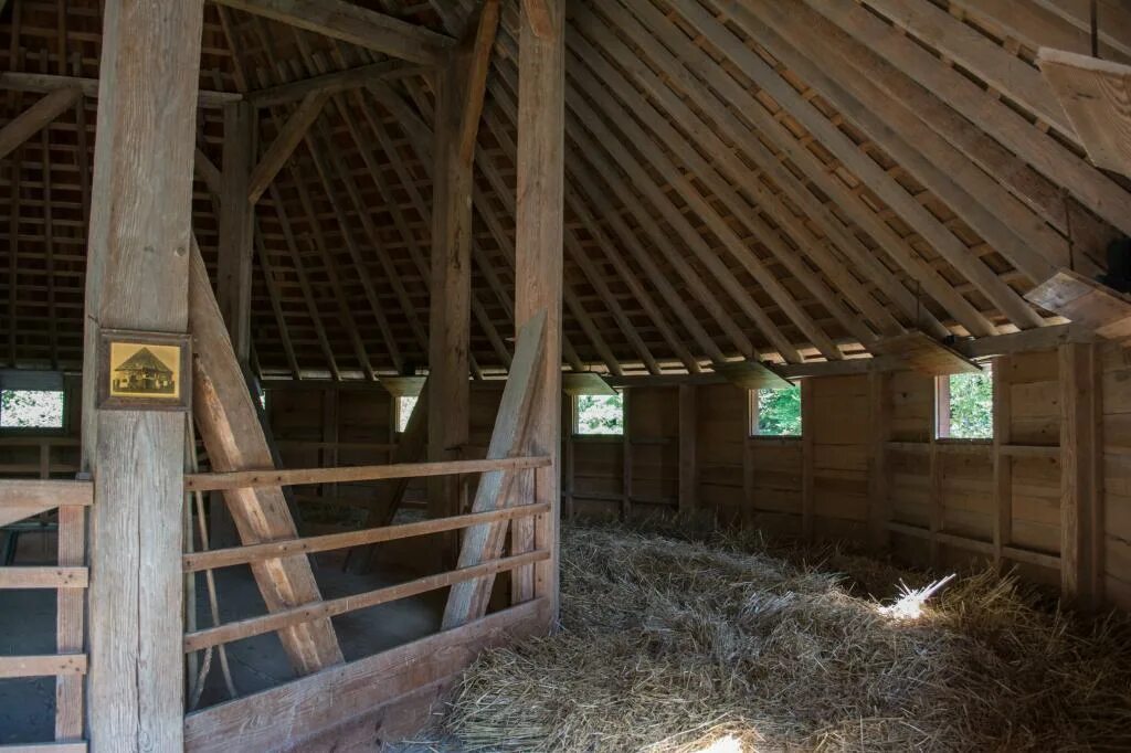 Пол в дровянике. Деревянный пол в сарае. Деревянный настил в гараже. Настил пола в хозблоке. Бетонный пол в коровнике.