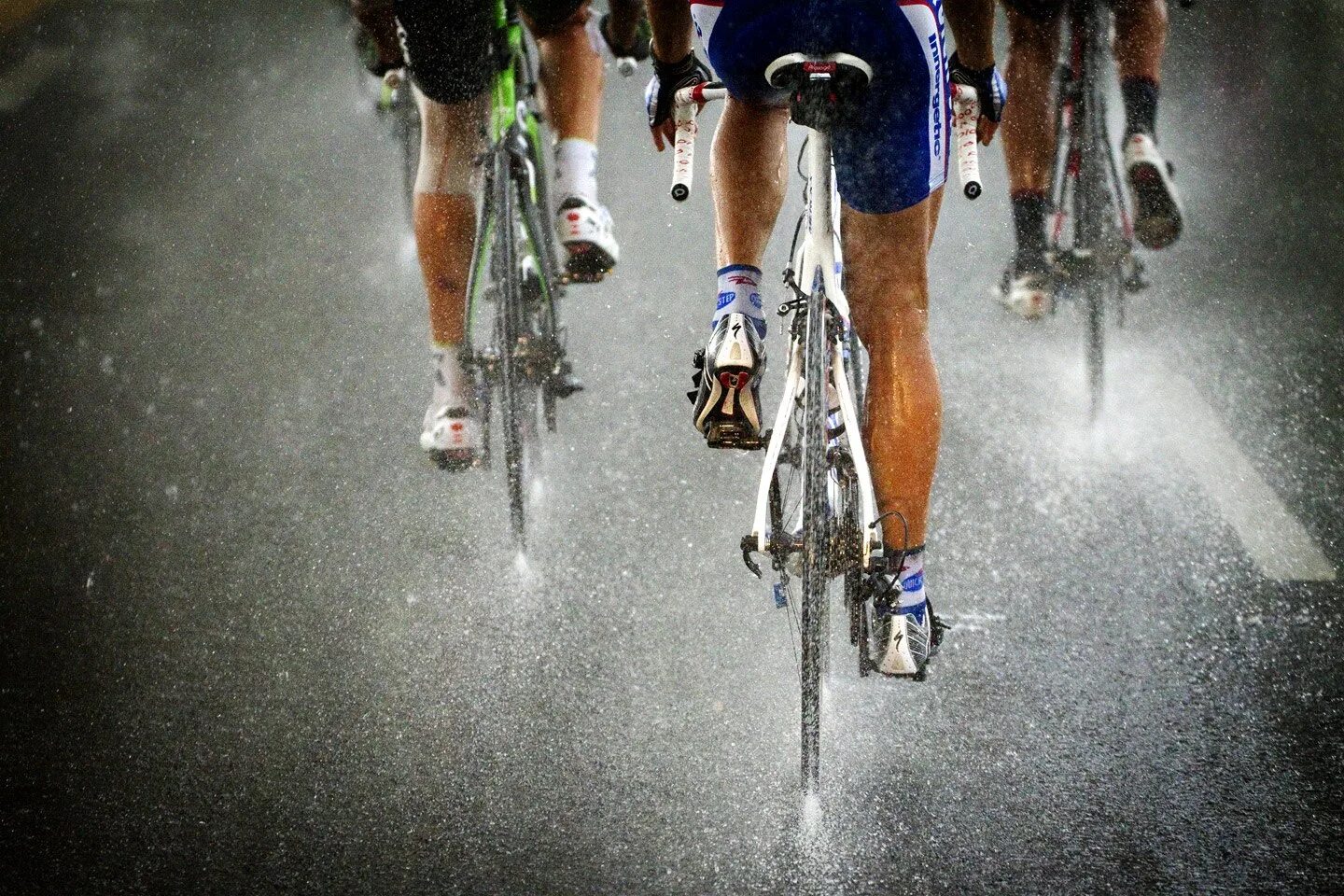 Спортсмены едут во. Велосипедист в дождь. Велоспорт в дождь. На велосипеде под дождем. Велогонки в дождь.