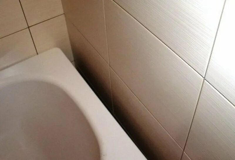 Что можно между ванной и стеной. Щель между ванной и стеной. Между ванной и стеной. Зазор между ванной и стеной. Шов между ванной и стеной.