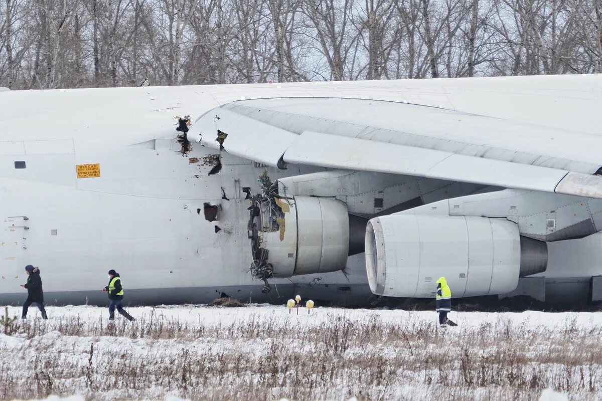 Самолет в дом в новосибирске. Аварийная посадка АН 124 В Новосибирске. АН 124 Новосибирске аварийная.