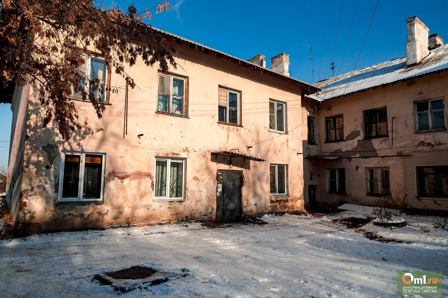 Аварийный дом. Омск ветхое жилье. Аварийное жилье изнутри в россии. Аварийное жилье в омске. Переселение из аварийных домов.