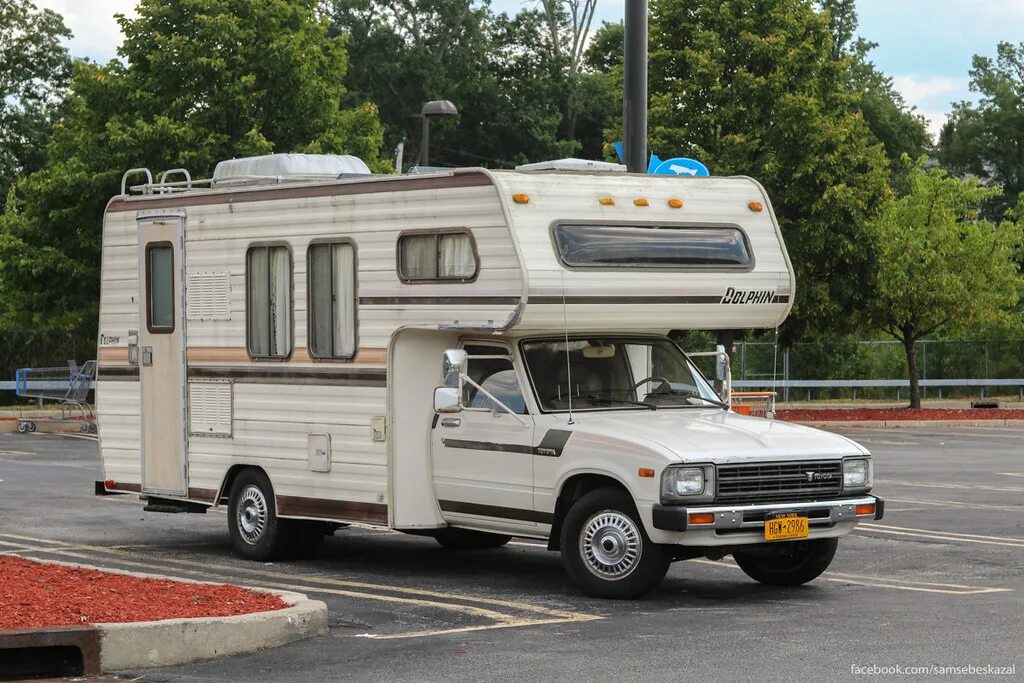 Американский автодом на колесах. Кэмпер Dolphin на базе Toyota Hilux 1984. Американский прицеп автодом. Автодом автобус американский. Американский дом на колесах