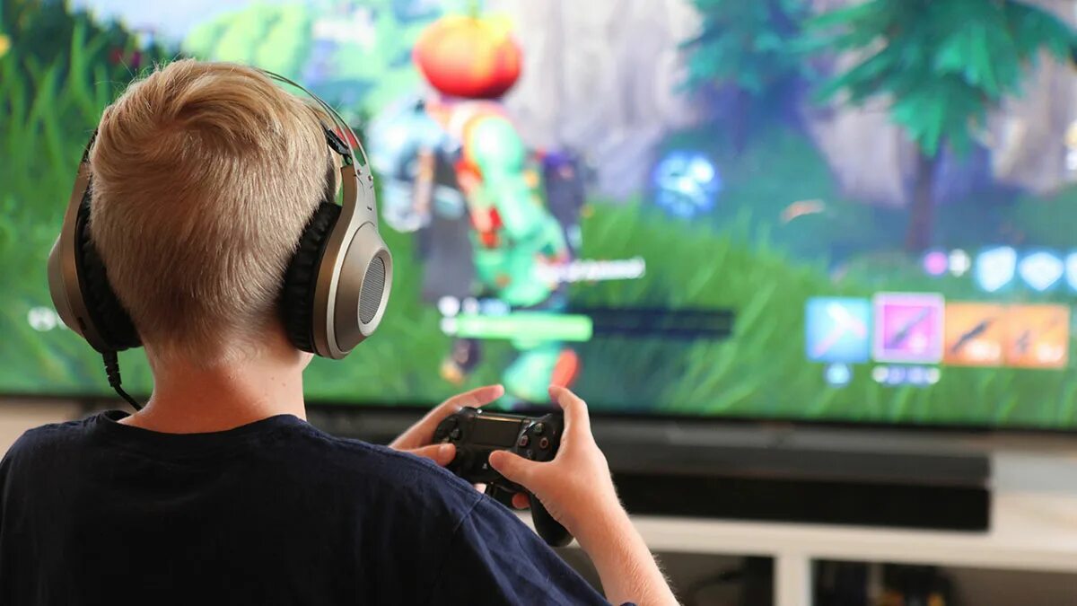 Планшете можно играть в компьютерные игры. Ребенок играет в компьютерные игры. мальчик играющий в компьютерную игру. дети играющие в компьютерные игры. подростки играющие в компьютерные игры.