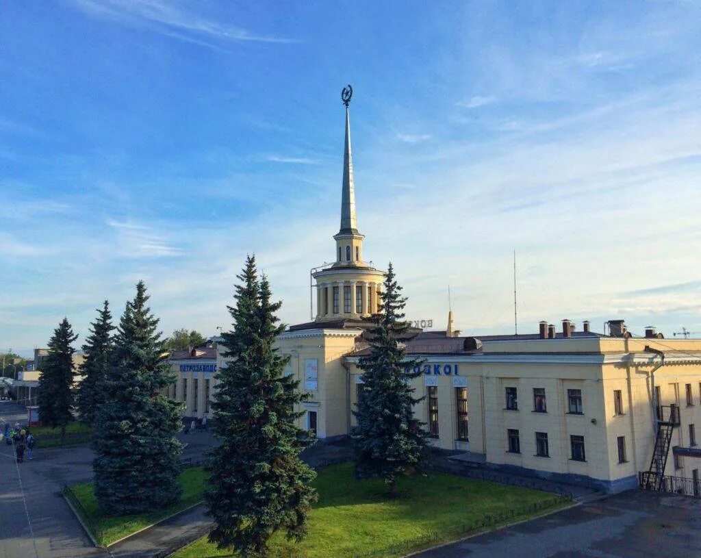Центр карелии какой город. Столица карелии петрозаводск. вокзал петрозаводск. карелия петрозаводск вокзал. памятники петрозаводска столицы карелии.