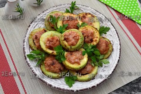 Приготовить кабачки с фаршем на сковороде