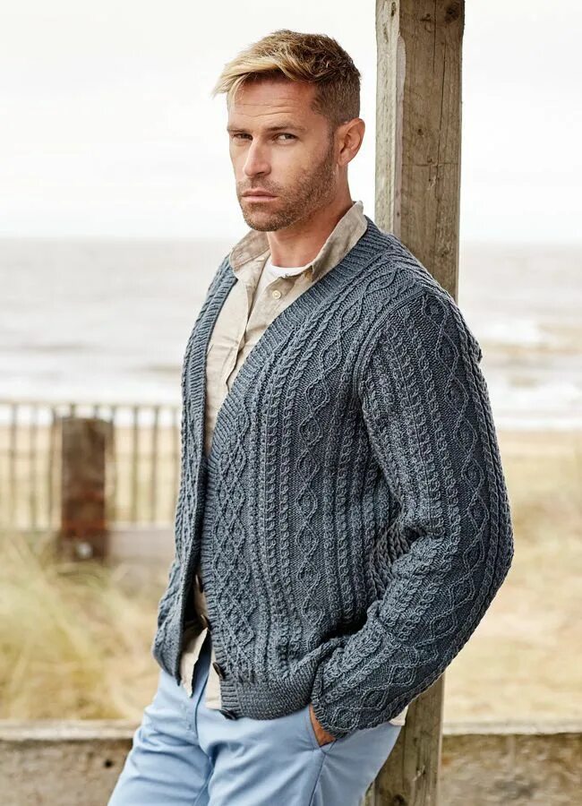 Men knitted. Кардиган для мужчин Viking, Rowan 52. Maerz кардиган мужской. Мужчина в кардигане. Кардиган мужской вязаный спицами.