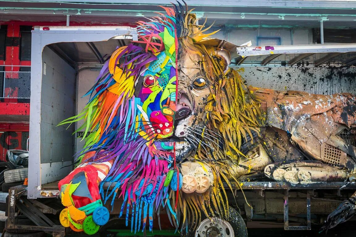 современное искусство инсталляции. стрит-арт артура бордало. креативные арт объекты. инсталляция из мусора. трэш арт.