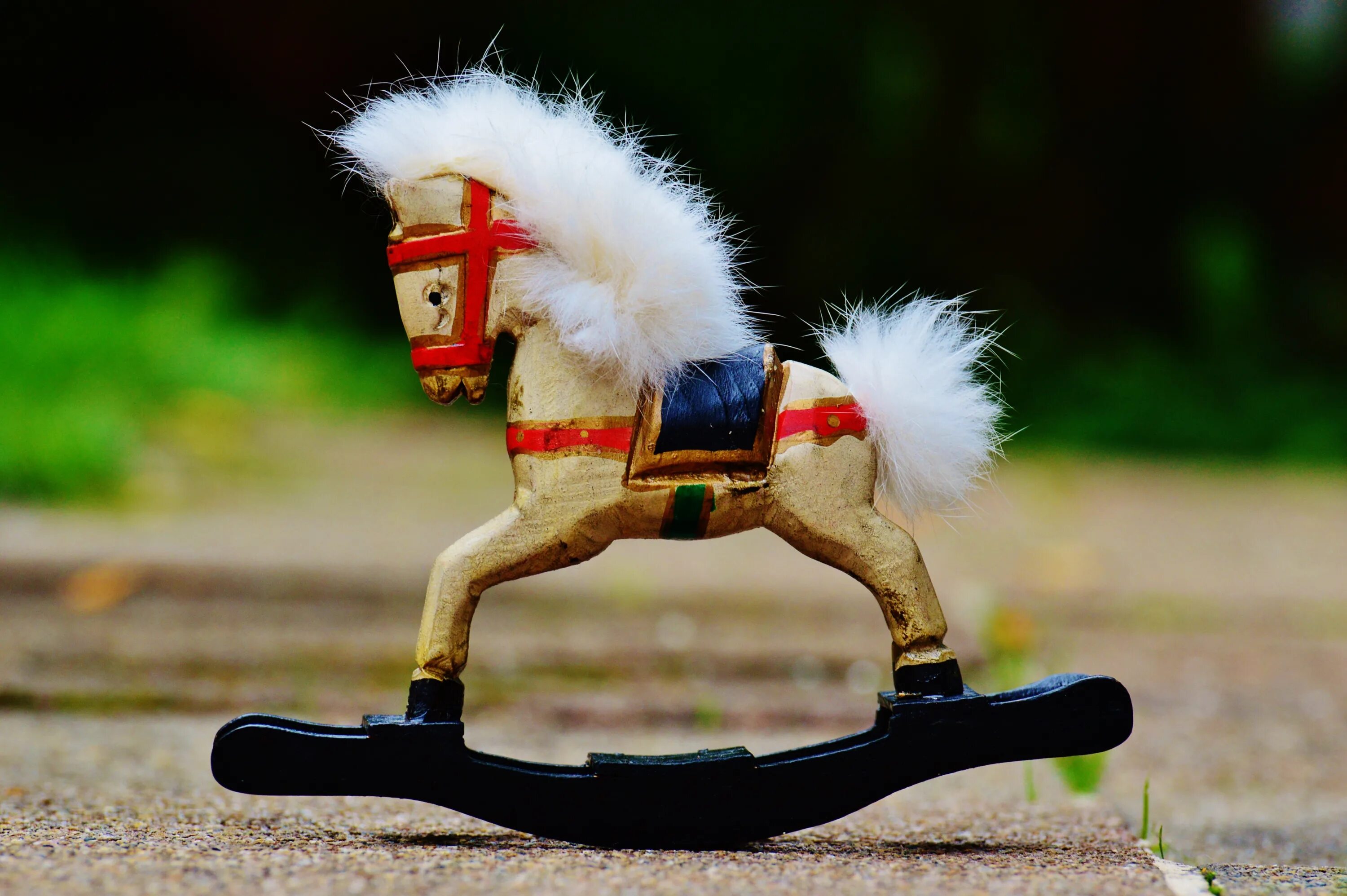 Лошадка качалка. Деревянная лошадка. Лошадь игрушка. Скачка с игрушечными лошадьми.