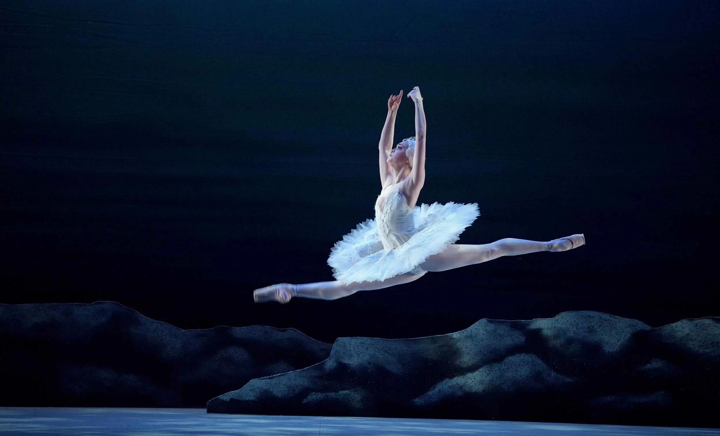 Плисецкая майя михайловна балерина. Майя плисецкая балет. Лебедь балерина майя плисецкая. Майя балет. Майя балет.