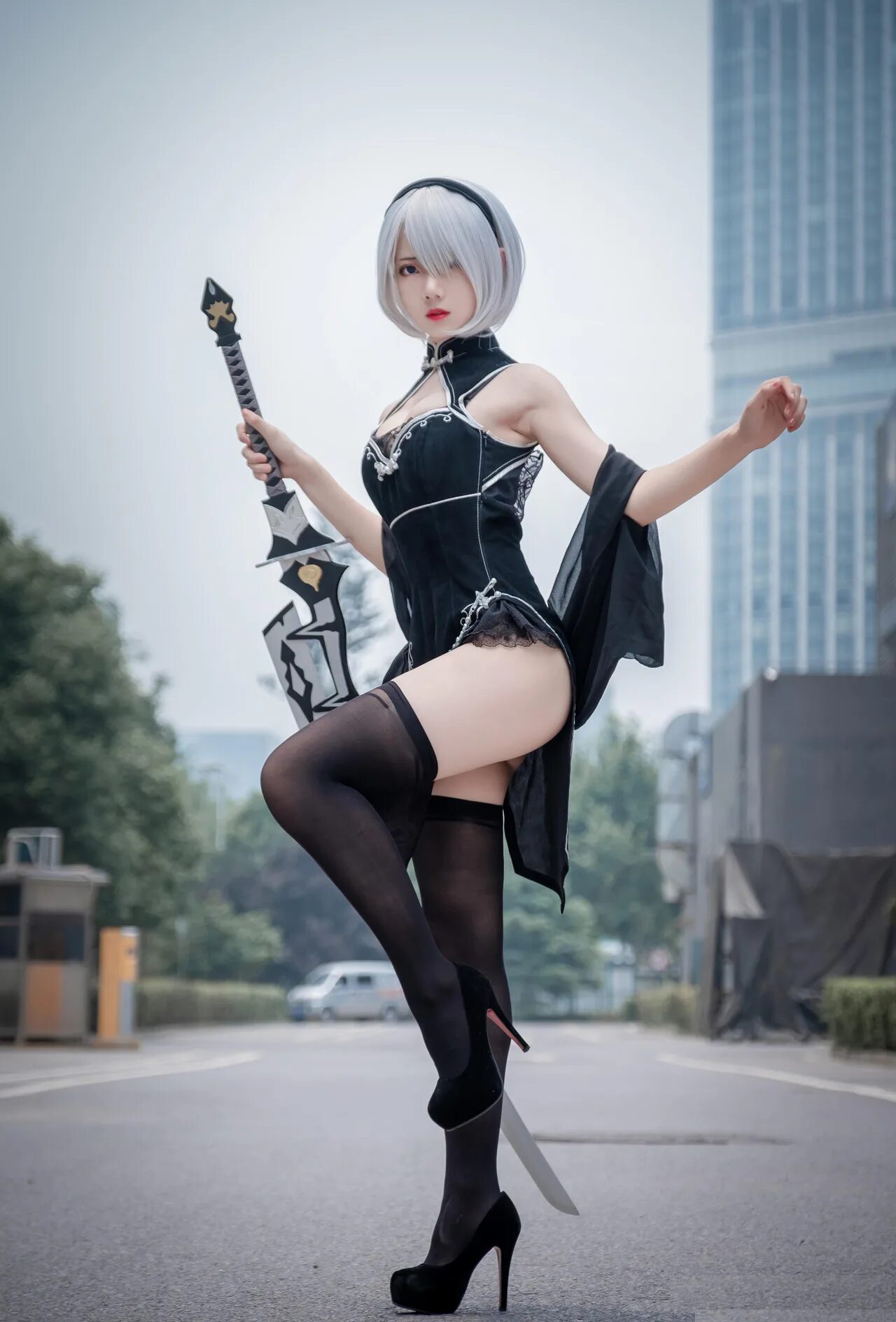 Nier 2b 18. NIER 2b косплей. Ниер автомата 2b. NIER Automata 2b косплей.