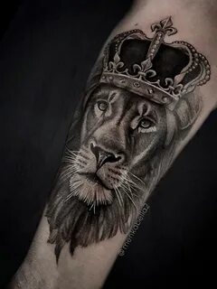 Тату лев с короной