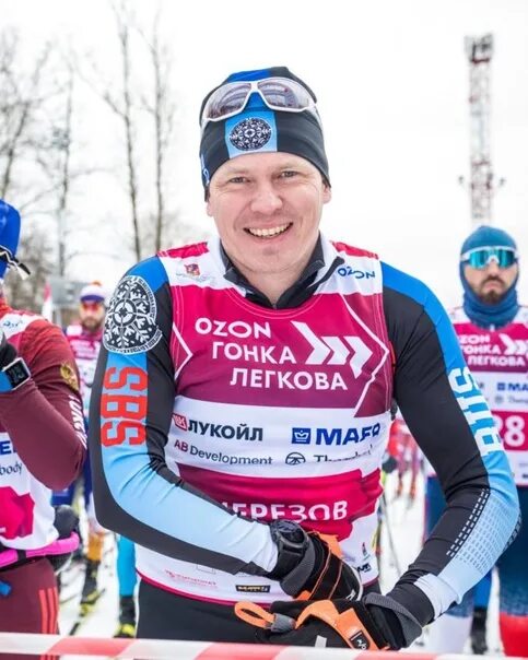 Показать гонку легкова. Гонка легкова медаль. Олимпийский чемпион по лыжным гонкам. Гонка легкова. Показать гонку легкова.